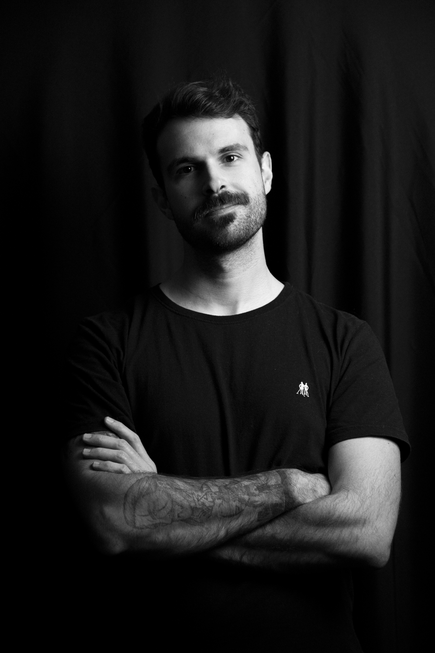 Foto da Marcelo Wieczorek de braços cruzados